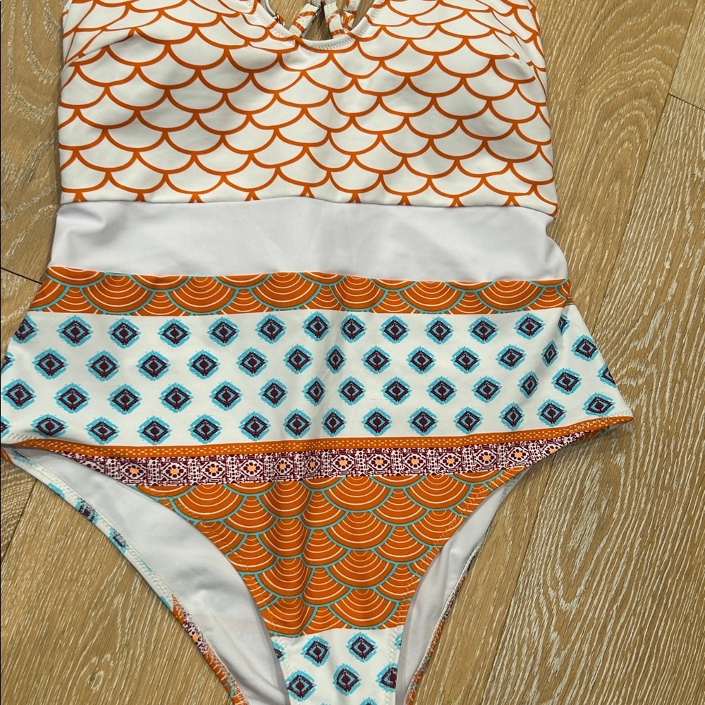 Cupshe Swimsuit - Picture 4 of 10